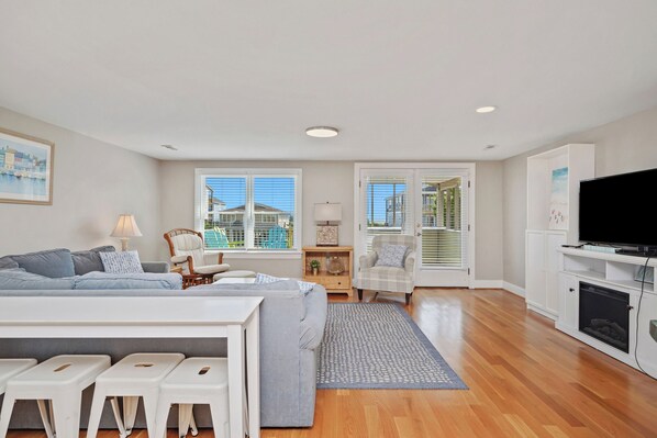 TV, fireplace, DVD player - SunBurns: Dog-friendly Home with Private Pool on Oak Island (Oak Island)