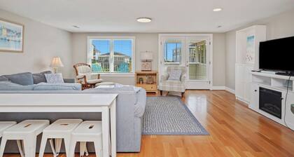 SunBurns: Dog-friendly Home with Private Pool on Oak Island