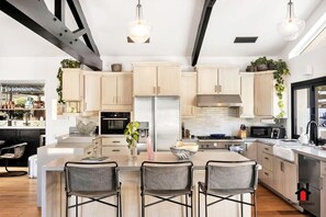 冷蔵庫、電子レンジ、オーブン、コンロ