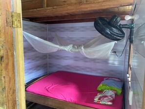 Quarto solteiro básico, vários quartos, para fumantes, sacada | Ferros/tábuas de passar roupa