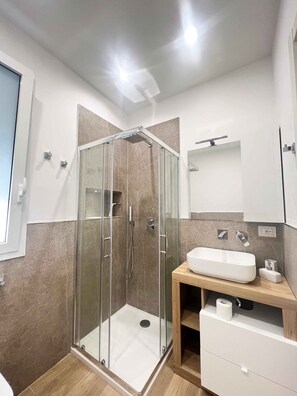 Dusche, Haartrockner, Bidet, Handtücher