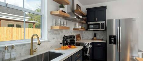 Køleskab, mikrobølgeovn, ovn, kogeplade