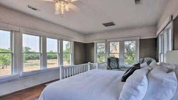 4 bedrooms, iron/ironing board, free WiFi, bed sheets