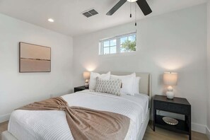 9 bedrooms, iron/ironing board, free WiFi, bed sheets - Southern Vine Sip + Stay Combo (Fredericksburg)