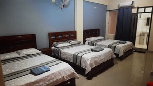 Ropa de cama de alta calidad y espacio para trabajar con laptop 