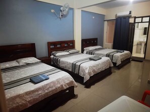 Family Triple Room | Premium bedding, laptop workspace, free WiFi - Hostal Killa (Santa Cruz)