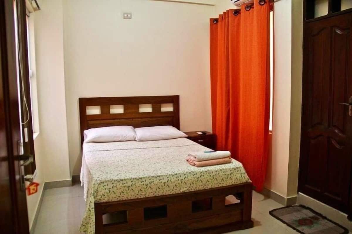 Premium bedding, laptop workspace, free WiFi