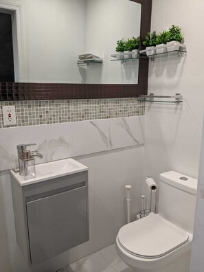 Toalhas de banho, sabonete, papel higiênico