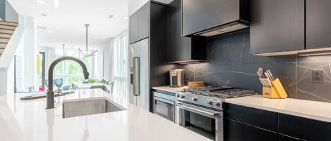 Frigorífico, microondas, horno y placa de cocina