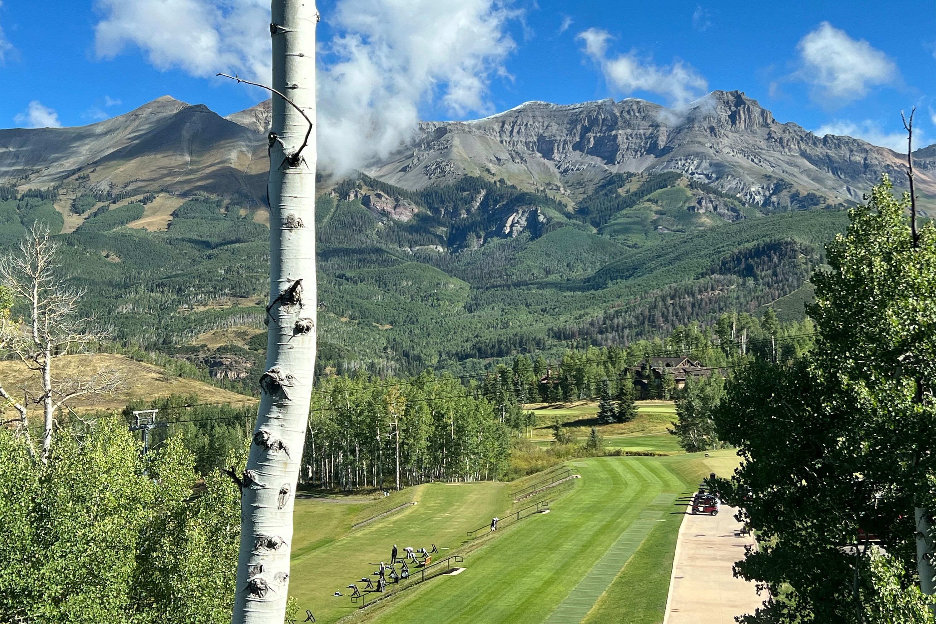Ein Golfplatz mit Blick auf das Gebirge.