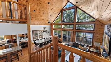 Smart-tv, pejs, bordfodbold, bøger