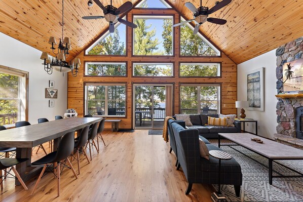 Smart TV, chimenea, futbolito y libros 