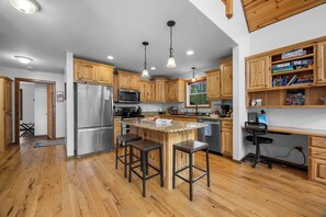 Fridge, microwave, oven, stovetop - Lakeside: 4 Kings, Room4Groups, Hot Tub, Dock, Firewood (Brainerd)