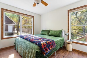 3 habitaciones, escritorio y tabla de planchar con plancha 
