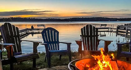 Lakeside: 4 Kings, Room4Groups, Hot Tub, Dock, Firewood