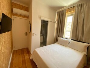 Basic Double or Twin Room | Free WiFi, bed sheets - Amadora Boutique Hostel (Amadora)