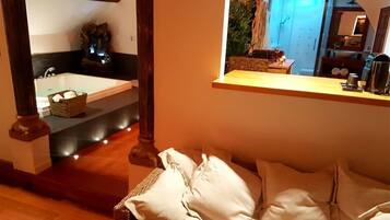 Deluxe Suite | Free WiFi