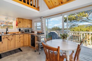 Fridge, microwave, oven, stovetop - Ocean Sanctuary - The Salty Cribb Cabin (Rose Bay)