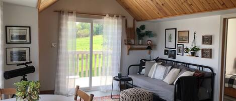 Smart-tv och eldstad