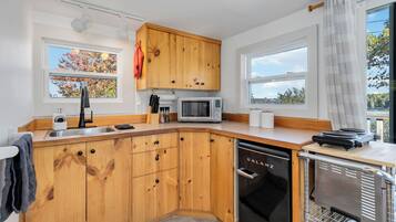 雪櫃、微波爐、焗爐、爐具