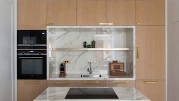 Alger | Cocina privada | Frigorífico grande, microondas, horno y placa de cocina