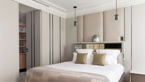 A modern bedroom with a large bed, a wardrobe, and a mirror above the bed. - HIGHSTAY - Luxury Serviced Apartments - Tuileries Garden (Paris)