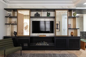 Alger | Living area | 65-inch Smart TV with satellite channels, fireplace, Netflix - HIGHSTAY - Luxury Serviced Apartments - Tuileries Garden (Paris)