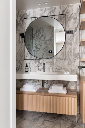 Alger | Bathroom | Shower, rainfall showerhead, hair dryer, towels - HIGHSTAY - Luxury Serviced Apartments - Tuileries Garden (Paris)
