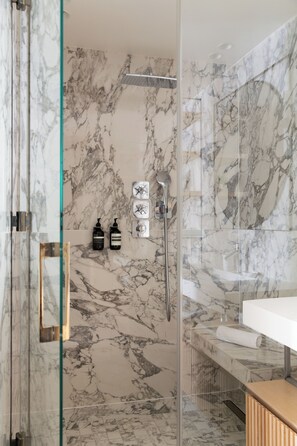 Alger | Baño | Regadera, regadera tipo lluvia, secadora de cabello, toallas 