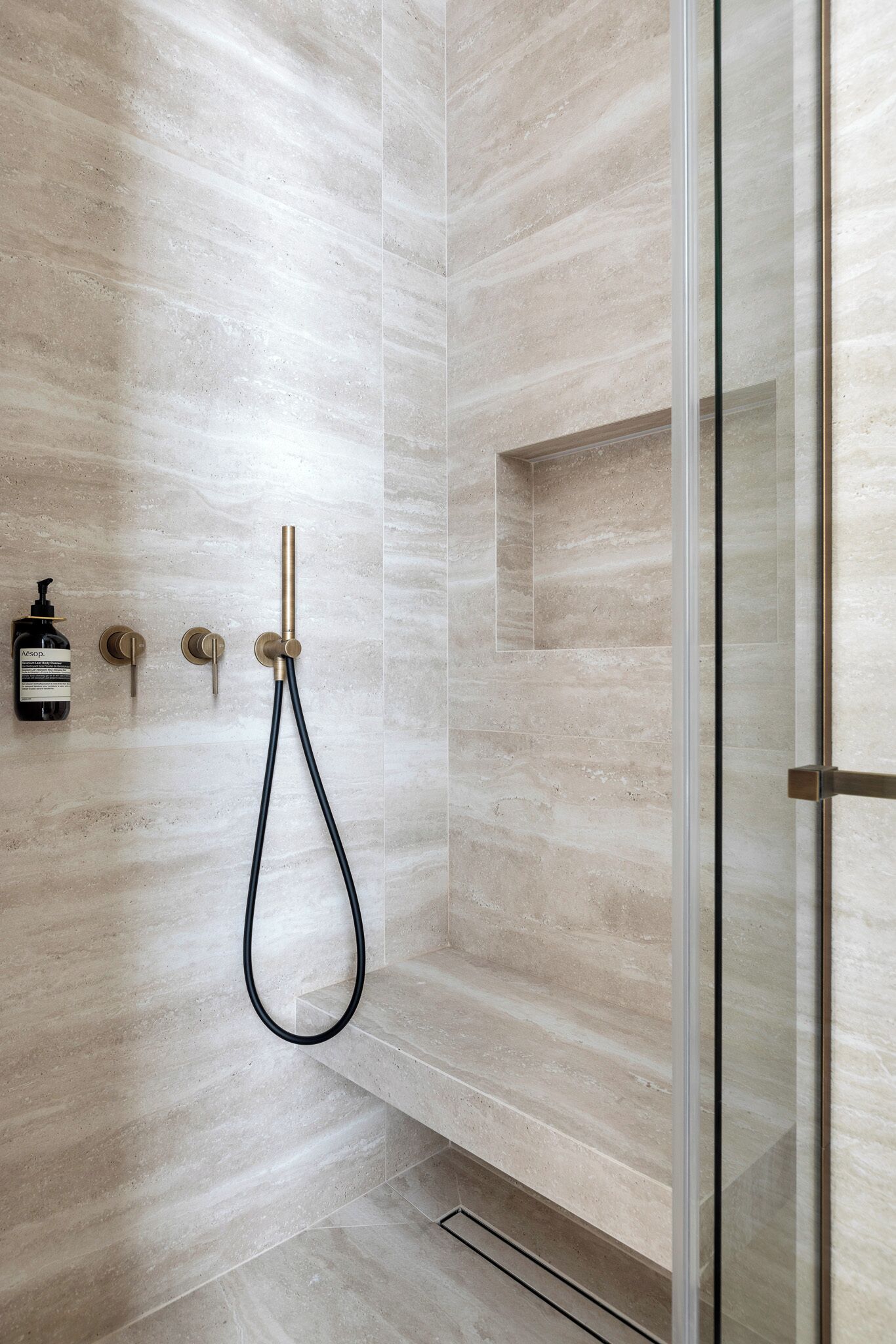 Ducha, cabezal de ducha tipo lluvia, secador de pelo, toallas