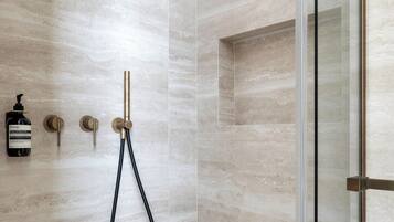 Ducha, cabezal de ducha tipo lluvia, secador de pelo, toallas