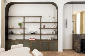 Chapon II | Oppholdsområde | En 65-tommers smart-TV med kabel-kanaler samt peis og Netflix