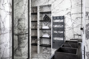 Chapon I | Bathroom | Shower, rainfall showerhead, hair dryer, towels - HIGHSTAY - Luxury Serviced Apartments - Le Marais (Paris)