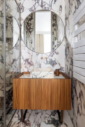 Chapon I | Bathroom | Shower, rainfall showerhead, hair dryer, towels - HIGHSTAY - Luxury Serviced Apartments - Le Marais (Paris)