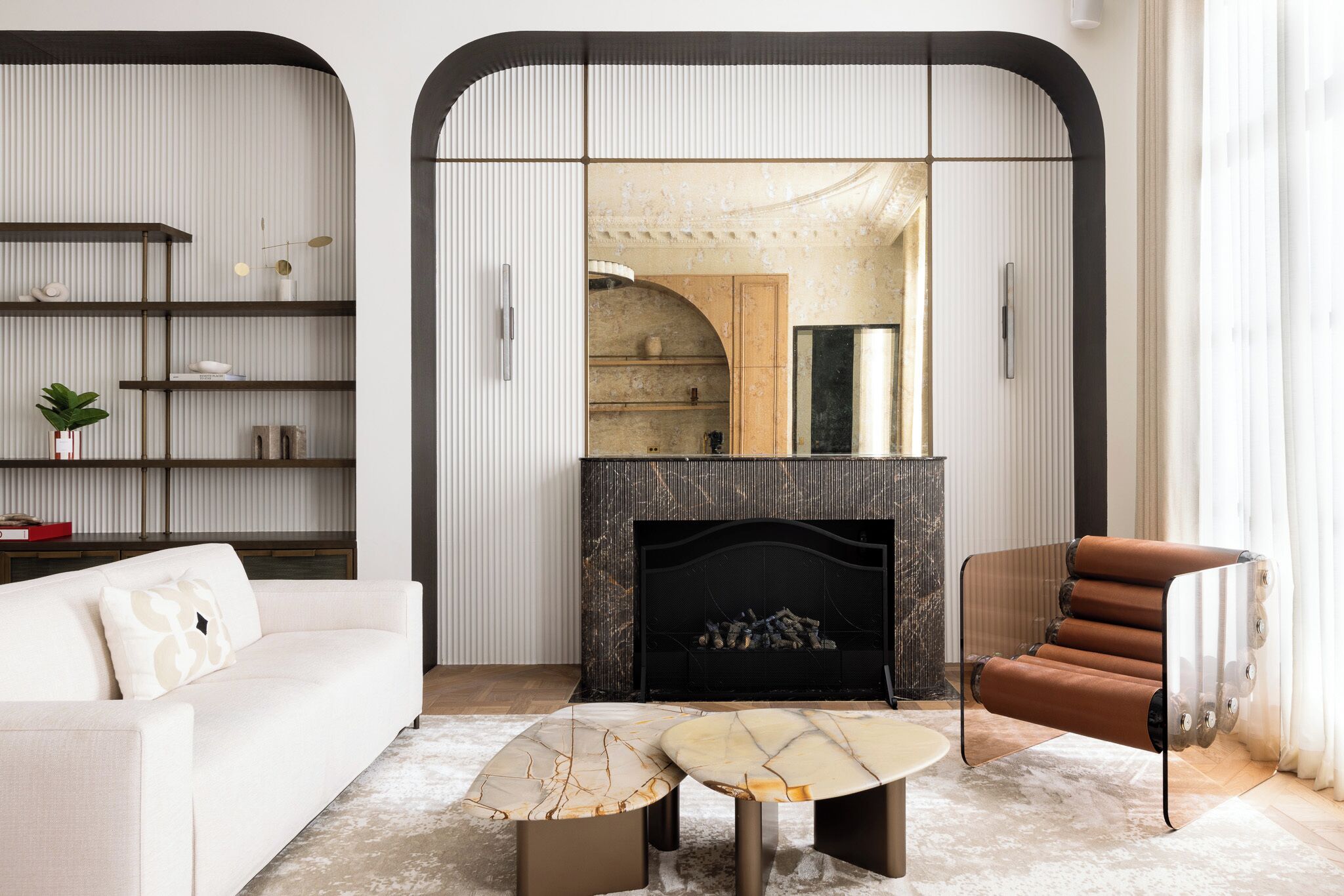 Una sala de estar moderna con chimenea, un sofá, una mesa de centro y una silla.