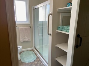 تجهيزات دش، مجففات شعر، مناشف، صابون