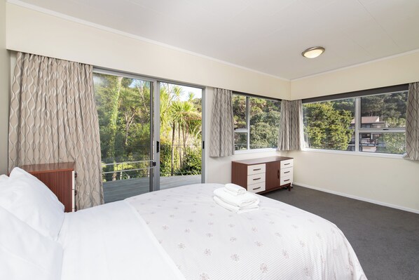3 bedrooms, iron/ironing board, WiFi, bed sheets - Knight’s Retreat - Paihia Holiday Home (Paihia)