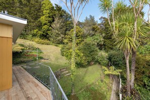 Property grounds - Knight’s Retreat - Paihia Holiday Home (Paihia)