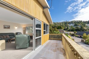 Terrace/patio - Knight’s Retreat - Paihia Holiday Home (Paihia)