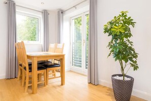 Living area - Edinburgh Aparthotel (Edinburgh)