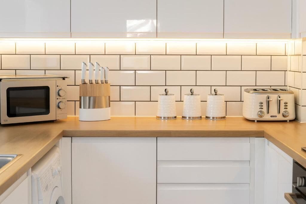 Full-sized fridge, microwave, oven, stovetop