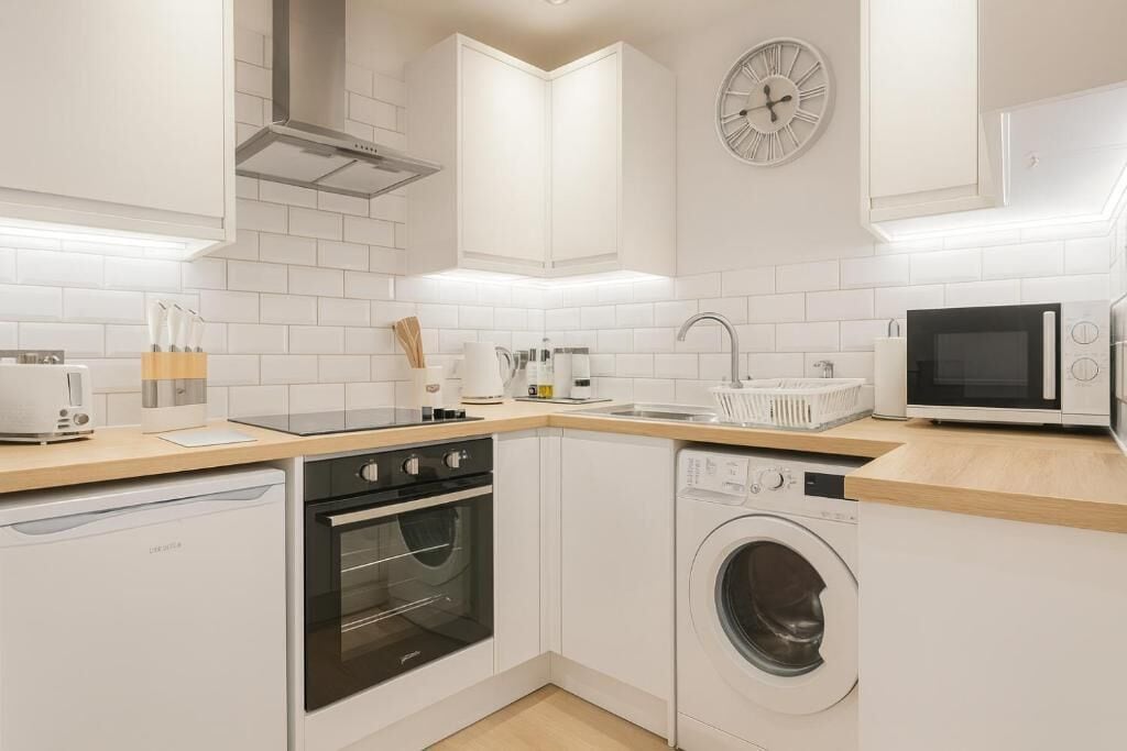 ตู้เย็นขนาดใหญ่, ไมโครเวฟ, เตาอบ, เตาประกอบอาหาร