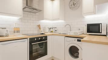 Frigorifero con congelatore, microonde, forno, piano cottura