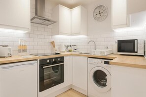 Full-size fridge, microwave, oven, stovetop - Edinburgh Aparthotel (Edinburgh)