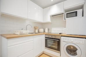 Großer Kühlschrank, Mikrowelle, Ofen, Herdplatte