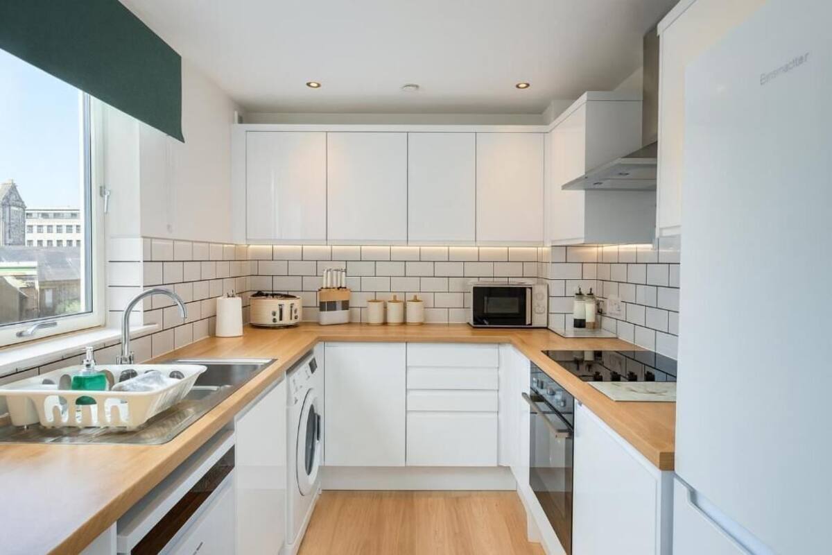 Full-size fridge, microwave, oven, stovetop