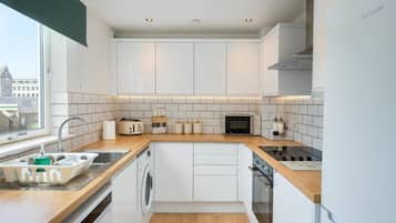 Großer Kühlschrank, Mikrowelle, Ofen, Herdplatte