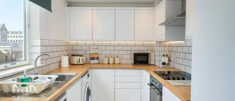 Full-sized fridge, microwave, oven, stovetop