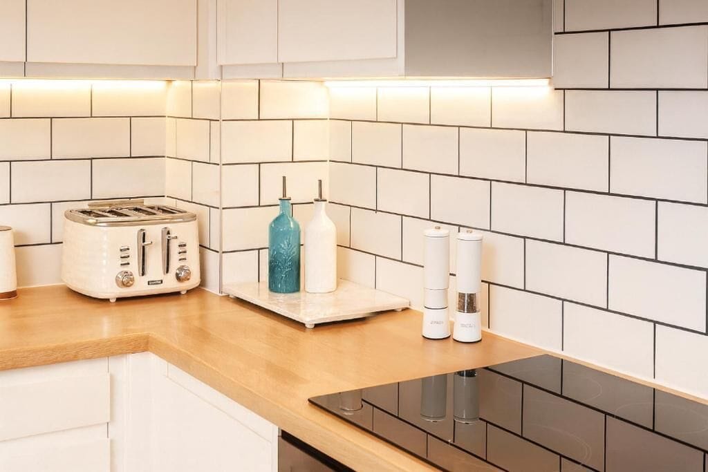 Full-sized fridge, microwave, oven, stovetop