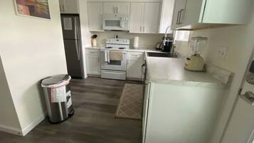 Réfrigérateur, four à micro-ondes, un four, surface de cuisson